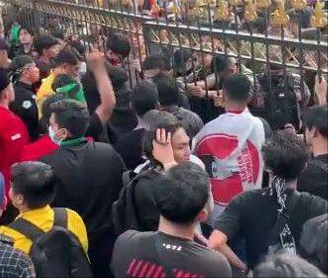 Aksi para mahasiswa saat menggoyang pagar kantor Gubernur Kalimantan Tengah. (FOTO: Dokumen Ist).