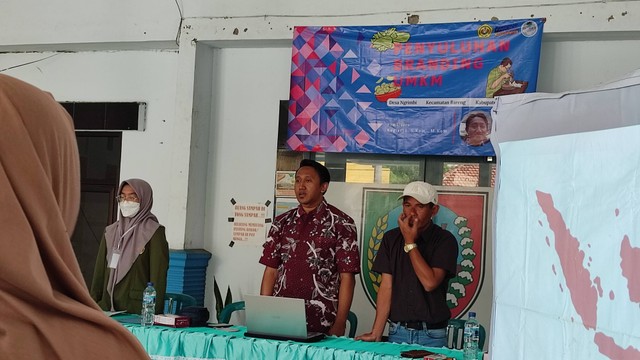 (dari kanan) Lurah Samsul Hadi, Bapak Sugiarto, Aufa Aptana wakil ketua kelompok KKN UPN Veteran Jatim (Sumber: Dok. Pribadi)