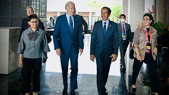 Momen kebersamaan Menkeu Sri Mulyani dengan Menlu Retno saat mendampingi Presiden Jokowi menyambut negara anggota G20, Selasa (15/11/2022). Foto: Instagram/@retno_marsudi