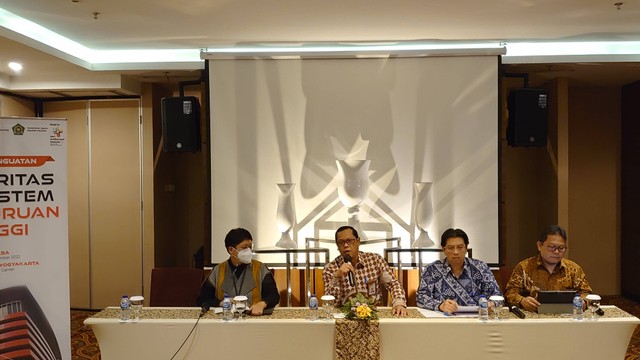 Deputi Pendidikan dan Peran Serta Masyarakat KPK, Wawan Wardiana, saat memberikan penjelasan dalam konferensi pers di Hotel Alana Yogyakarta. Foto: Widi RH Pradana