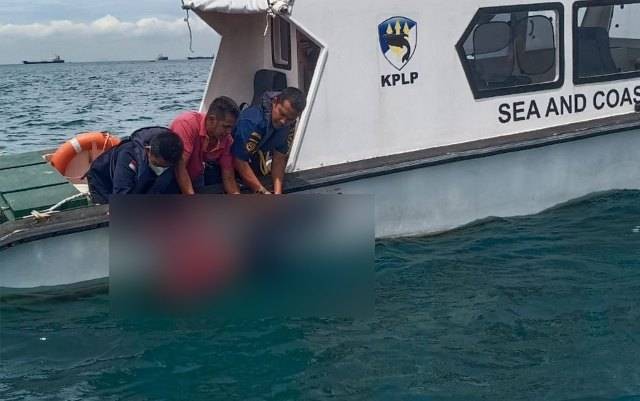 Petugas mengevakuasi mayat TKI korban terbaliknya kapal di perairan Kabil, Batam. (Foto: ist)