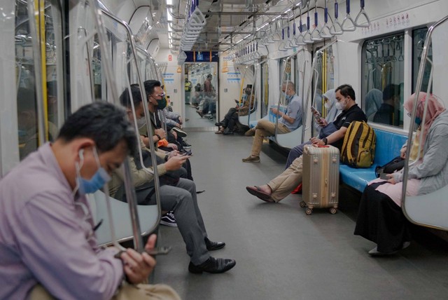 Masyarakat berada dalam rangkaian kereta MRT Bundaran HI-Lebak Bulus, Jakarta, Selasa (15/11/2022). Foto: Jamal Ramadhan/kumparan