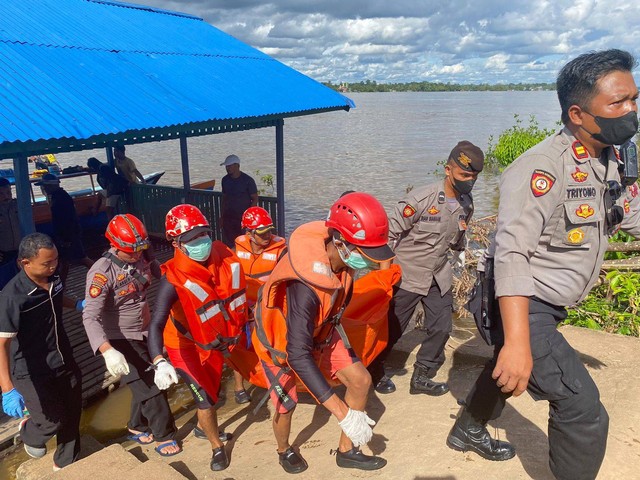 Tim SAR gabungan mengevakuasi jenazah casis Polri yang tenggelam di Sungai Kapuas. Foto: Dok. Polres Sekadau