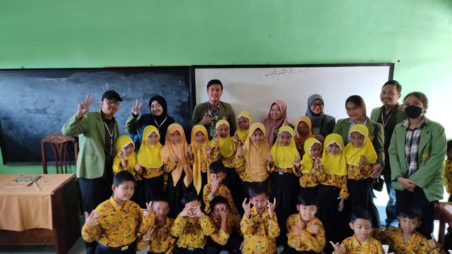 Foto bersama murid-murid SDN 1 Ngrimbi (Sumber: Dok. Pribadi)