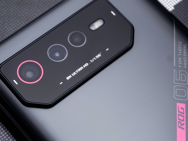 Formasi kamera belakang dari Asus ROG Phone 6: kamera utama 50MP, ultrawide 13MP dan makro 5MP. Foto: Kevin Kurnianto/kumparan