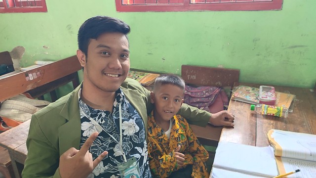 Foto bersama salah satu murid SDN 1 Ngrimbi (Sumber: Dok. Pribadi)