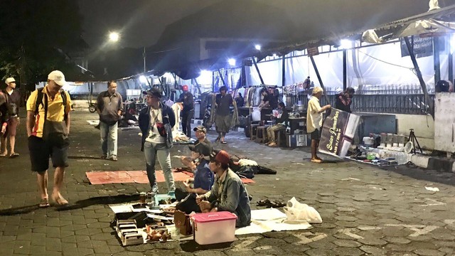 Suasana malam di Pasar Senthir Jogja. (Deva Rahmawati/Kumparan)