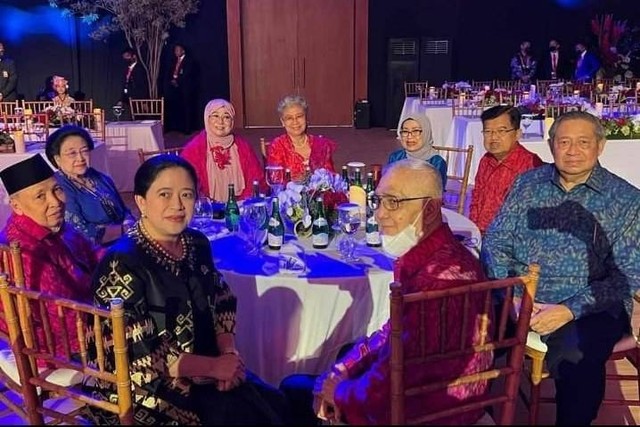 Megawati dan SBY duduk satu meja saat gala dinner G20 di GWK, Bali.  Foto: Twitter/@jansen_jsp