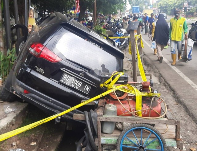 Suasana mobil Pajero usai menabrak dua pedagang di Palembang, Foto : Istimewa