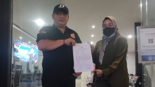 Penasihat hukum TS (26), Dwi Heri Mustika SH saat usai melaporkan Dessy ke Polrestabes Surabaya. (Foto: Dok Istimewa)