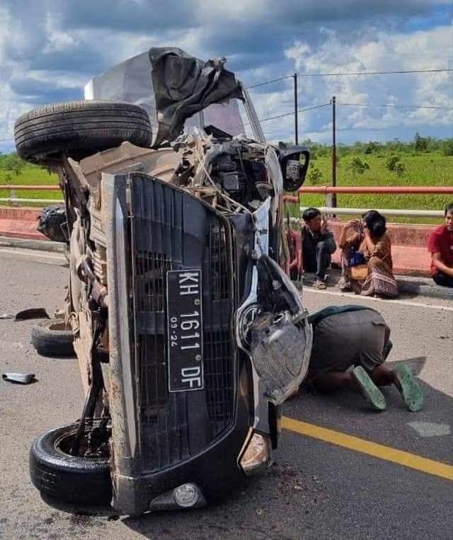 Kondisi mobil Toyota Calya usai tabfakan dengan Truk Tangki di Jembatan Tumbang Nusa, Pulang Pisau, Kalteng. (FOTO: Dokumen Ist).