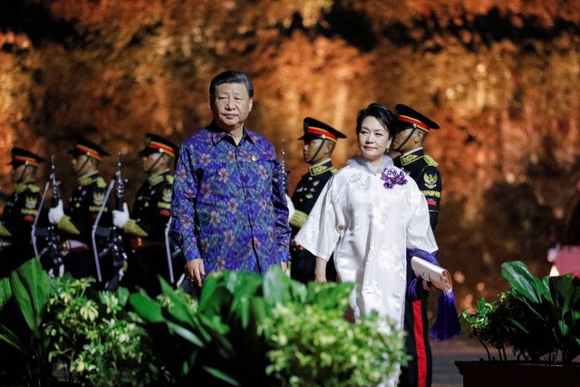 Presiden China Xi Jinping dan istrinya Peng Liyuan tiba untuk menghadiri jamuan makan malam selama KTT G20 di kawasan Taman Budaya Garuda Wisnu Kencana (GWK) Badung, Bali, Selasa (15/11/2022). Foto: WILLY KURNIAWAN / POOL / AFP