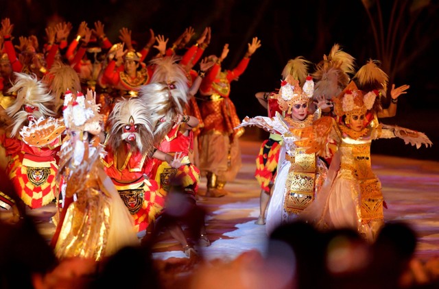 Seniman tampil saat kegiatan Welcoming Dinner and Cultural Performance KTT G20 2022 di kawasan Taman Budaya Garuda Wisnu Kencana (GWK), Badung, Bali, Selasa (15/11/2022).  Foto: Fikri Yusuf/ANTARA FOTO