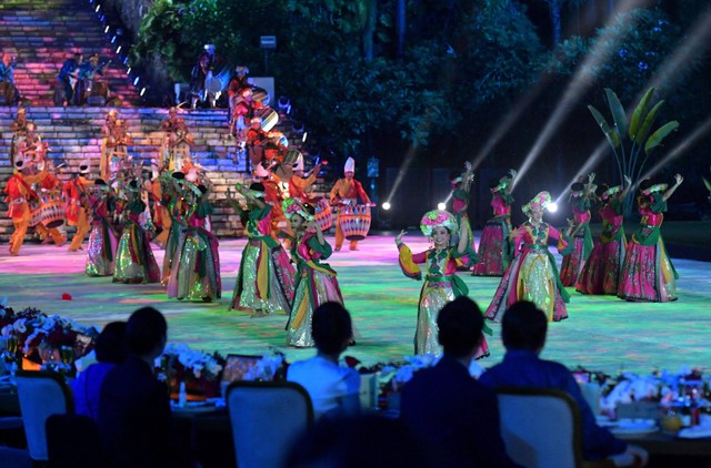 Seniman tampil saat kegiatan Welcoming Dinner and Cultural Performance KTT G20 2022 di kawasan Taman Budaya Garuda Wisnu Kencana (GWK), Badung, Bali, Selasa (15/11/2022).  Foto: Fikri Yusuf/ANTARA FOTO
