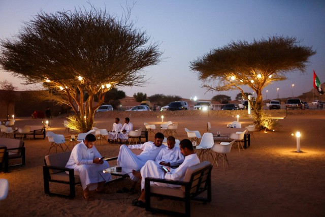 Pengunjung terlihat di kafe One Degree Winter, tujuan populer untuk rekreasi padang pasir saat musim dingin berlangsung, di perbatasan Dubai-Sharjah, UEA. Foto: Rula Rouhana/REUTERS
