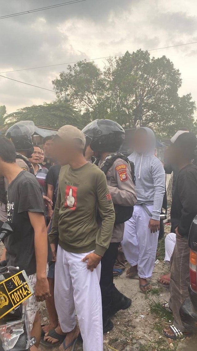 Tim Patroli Perintis Presisi Polres Metro Jakarta Barat mengamankan sejumlah pelajar yang diduga hendak terlibat tawuran.  Foto: Dok. Istimewa