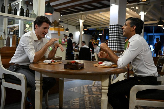 Perdana Menteri Kanada Justin Trudeau dan Perdana Menteri Inggris Rishi Sunak mengadakan pertemuan di Art Cafe Bumbu Bali, Nusa Dua, Bali,. Foto: Leon Neal/Pool via REUTERS