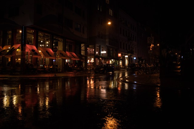 puisi hujan malam. sumber foto : unsplash/leon.