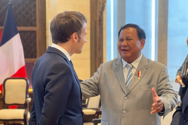 Menhan Prabowo Subianto saat berbincang dengan Presiden Prancis Emmanuel Macron. Foto: Tim Media Prabowo Subianto