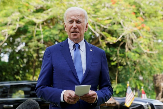 Presiden AS Joe Biden berbicara kepada wartawan setelah dugaan ledakan rudal Rusia di Polandia, di Bali, Indonesia, 16 November 2022. Foto: Kevin Lamarque/REUTERS