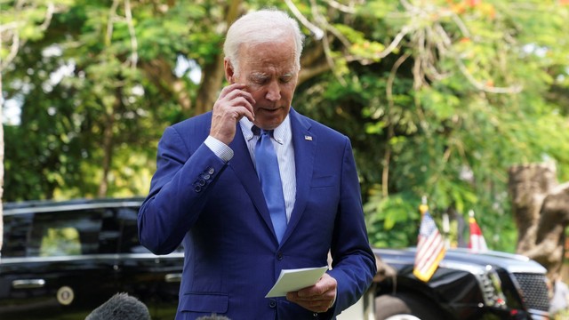 Presiden AS Joe Biden berbicara kepada wartawan setelah dugaan ledakan rudal Rusia di Polandia, di Bali, Indonesia, 16 November 2022. Foto: Kevin Lamarque/REUTERS
