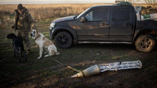 I﻿lustrasi, foto yang mengambarkan sisa-sisa roket Rusia di Kherson, Ukraina