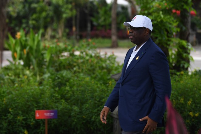 Presiden Senegal Macky Sall tiba di tempat persemaian dan pembibitan pohon mangrove dalam rangkaian kegiatan hari kedua KTT G20 di Taman Hutan Raya (Tahura) Ngurah Rai, Denpasar, Bali, Rabu (16/11/2022). Foto: Aditya Pradana Putra/Antara Foto 