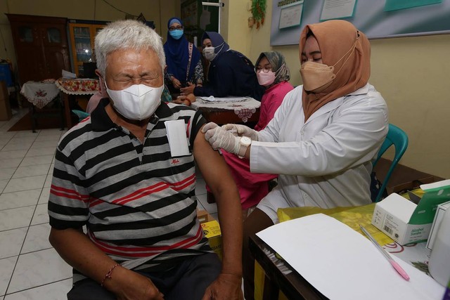 Pelaksanaan vaksinasi booster di Surabaya. Foto: Dok. Basra