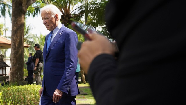 Presiden AS Joe Biden mendekati untuk berbicara kepada media setelah dugaan ledakan rudal Rusia di Polandia, di Bali, Indonesia, 16 November 2022. Foto: Kevin Lamarque/REUTERS