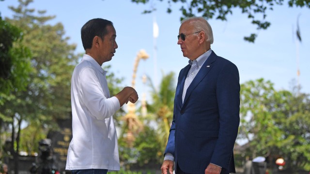 Presiden Joko Widodo (kiri) menyambut kedatangan Presiden Amerika Serikat Joe Biden di lokasi persemaian dan penanaman pohon mangrove Taman Hutan Raya (Tahura) Ngurah Rai pada hari kedua KTT G20 Indonesia di Denpasar, Bali, Rabu (16/11/2022). Foto: Aditya Pradana Putra/Antara Foto