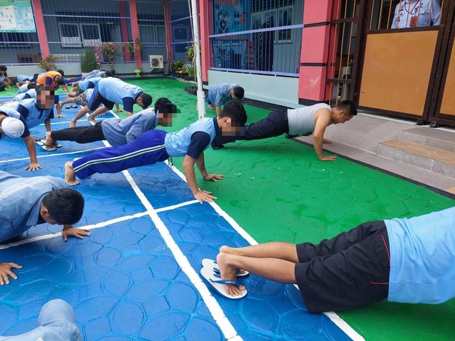 Kepala Rutan Purworejo Push Up Bersama WBP