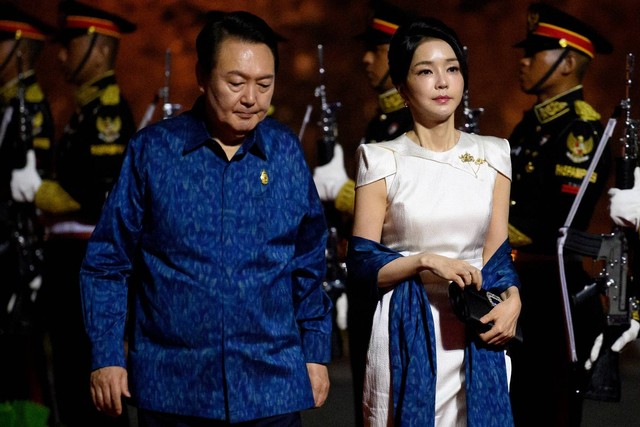 Presiden Korsel Yoon Suk-yeol dan istrinya Kim Keon-hee di Gala Dinner G20. Foto: AFP/Leon Neal