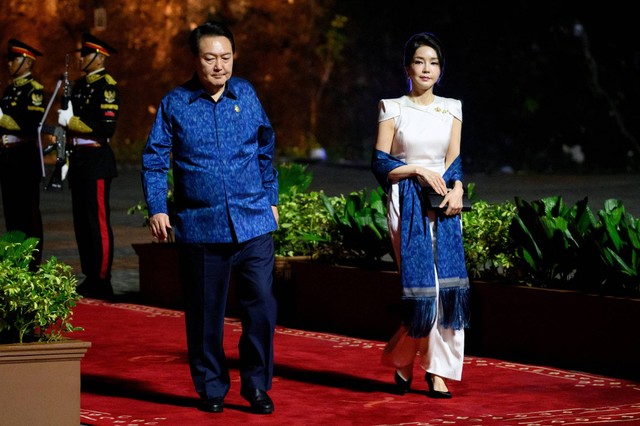 Presiden Korsel Yoon Suk-yeol dan istrinya Kim Keon-hee di Gala Dinner G20. Foto: AFP/Leon Neal