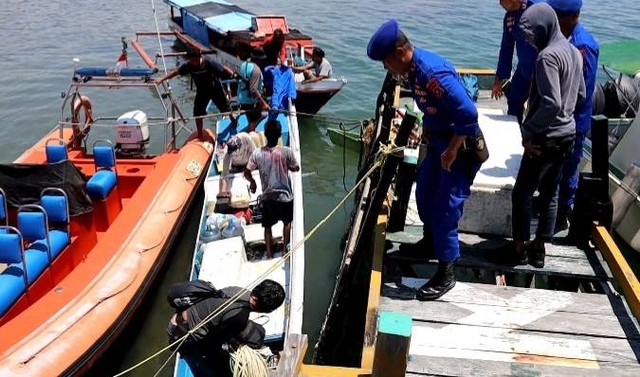 Polisi sedang mengamankan barang bukti yang diduga bom ikan beserta nelayan di Kolaka, pada Selasa (15/11). Foto: Istimewa