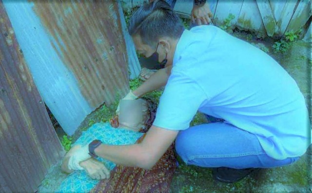 Korban bernama Asli saat ditemukan terbaring miring di Jalan Ais Nasution oleh warga sekitar.