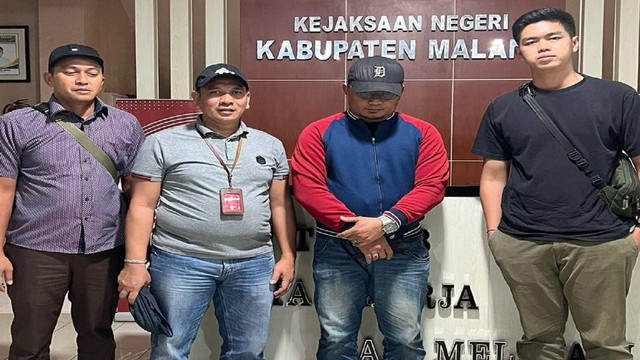 Buronan kasus dugaan korupsi pembangunan RSUD Bangkinang, Kabupaten Kampar, Riau, usai ditangkap di Malang, Jatim. (Dok. Kejati Riau)