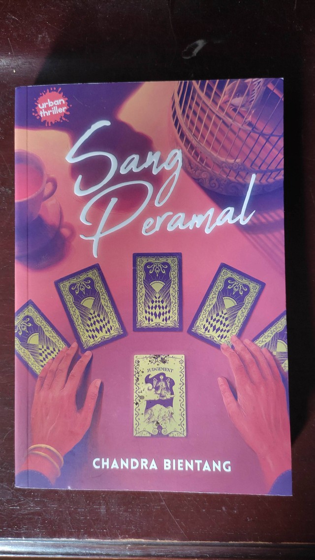Cover depan novel Sang Peramal. Sumber: Foto Pribadi
