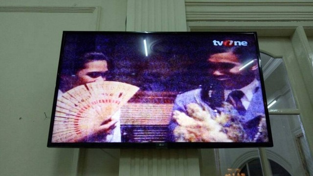 Frekuensi TV One Palapa C2, Telkom 4, dan DVB-T2. Foto: Jihad Akbar/kumparan