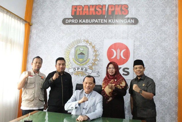 Ketua MKD DPR, Komjen Pol (Purn) Adang Daradjatun saat berkunjung ke Fraksi PKS DPRD Kabupaten Kuningan, Jawa Barat. (Andri)