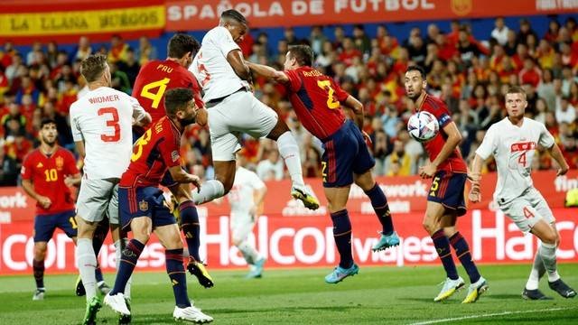 Pemain Swiss Manuel Akanji mencetak gol pertama mereka saat melawan Spanyol di La Romareda, Zaragoza, Spanyol, Sabtu (24/9/2022). Foto: Juan Medina/REUTERS