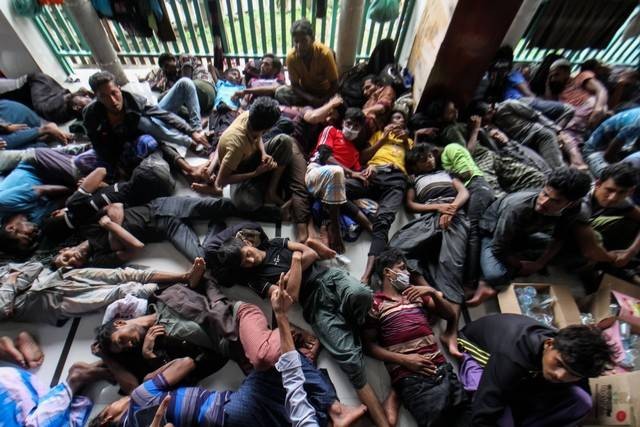 Sejumlah imigran etnis Rohingya beristirahat di Meunasah setelah dievakuasi warga di Desa Lhok, Kecamatan Muara Batu, Aceh Utara, Aceh, Selasa (15/11/2022). Foto: Rahmad/Antara Foto