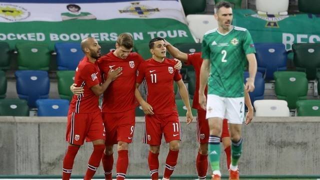 Selebrasi pemian timnas Norwegia usai mencetak gol ke gawang timnas Irlandia Utara pada pertandingan UEFA Nations League di Windsor Park, Belfast, Irlandia Utara. Foto: Lorraine O 'Sullivan/REUTERS