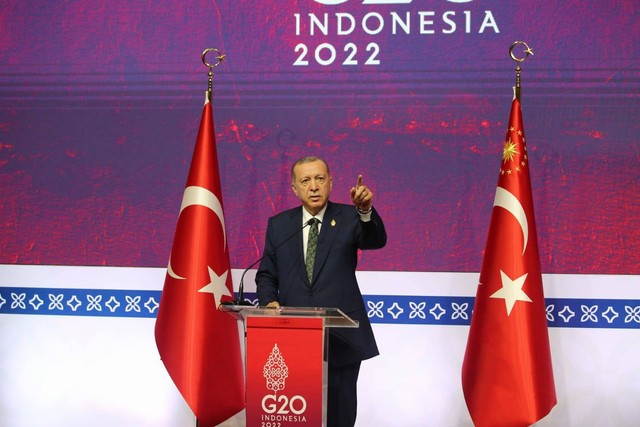 Presiden Turki, Recep Tayyip Erdogan gelar konferensi pers di Auditorium BICC, Bali, Rabu (16/11).  Foto: Aditia Noviansyah/kumparan