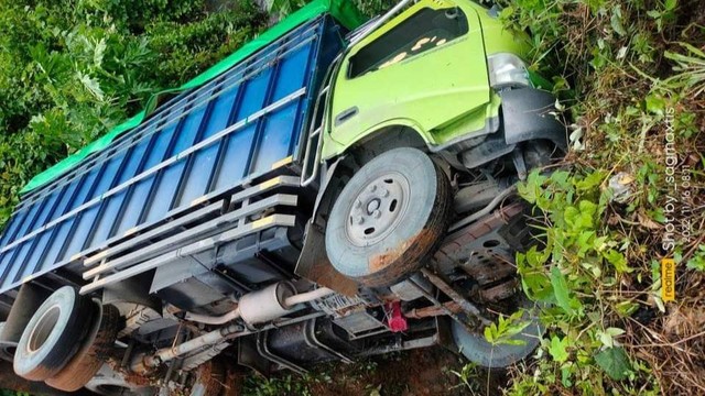 Mobil truk terguling di ruas Jalan Trans Sulawesi di Desa Takandeang, Mamuju. Foto: Istimewa