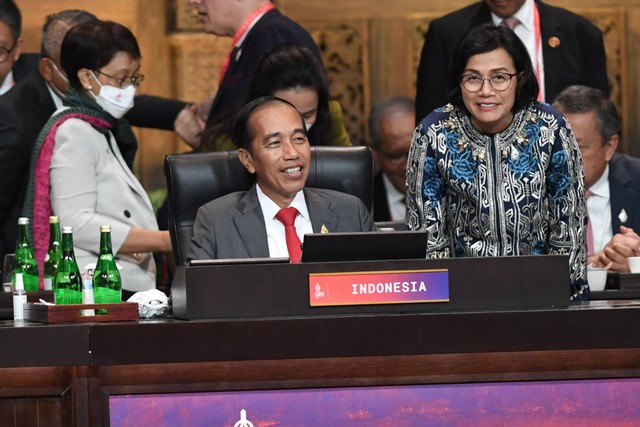 Presiden Joko Widodo (tengah) berbincang dengan Menteri Keuangan Sri Mulyani Indrawati (kanan) di sela mengikuti Working Session 3 KTT G20 Indonesia 2022 di Nusa Dua, Bali, Rabu (16/11/2022). Foto: Zabur Karuru/Antara Foto