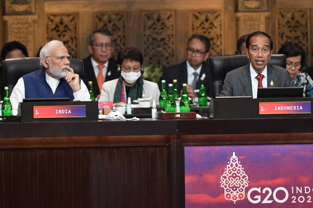 Presiden Joko Widodo (kanan) menyampaikan pandangannya dalam Working Session 3 KTT G20 Indonesia 2022 di Nusa Dua, Bali, Rabu (16/11/2022). Foto: Zabur Karuru/Antara Foto