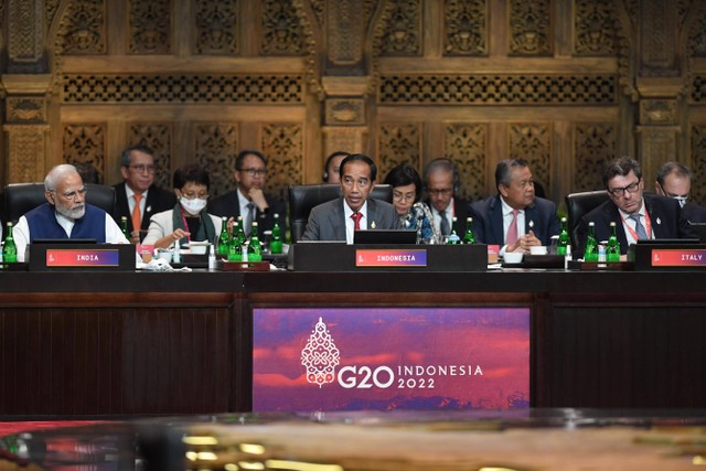 Presiden Joko Widodo (tengah) menyampaikan pandangannya dalam Working Session 3 KTT G20 Indonesia 2022 di Nusa Dua, Bali, Rabu (16/11/2022). Foto: Zabur Karuru/Antara Foto