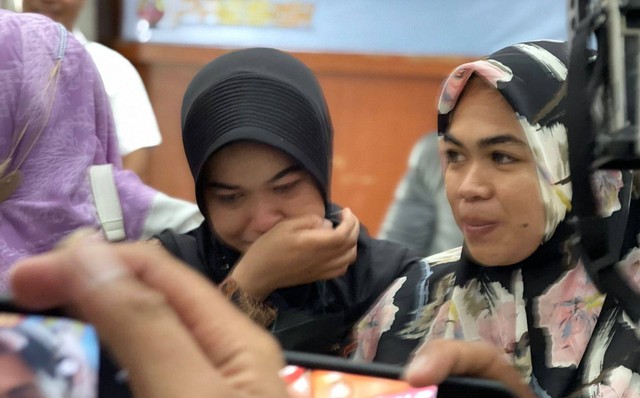 Tangis Rahima Melani Hanafi (tengah) pecah saat mendengar hasil keputusan Polri dan Polda Maluku Utara bahwa ia lulus bersama Sulastri. Foto: Samsul Hi Laijou/cermat