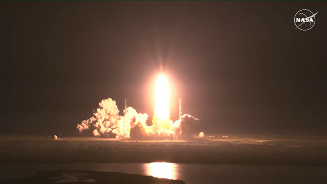 Peluncuran roket SLS NASA menuju bulan, bagian dari misi Artemis. Foto: Dok. NASA