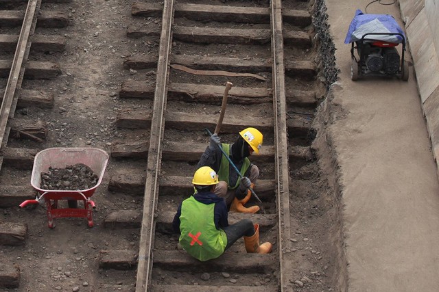 Pekerja melakukan proses relokasi temuan rel trem peninggalan zaman kolonial Belanda pada proyek MRT Jakarta fase 2A CP 202 di Jalan Gajah Mada, Jakarta, Rabu (16/11/2022). Foto: Reno Esnir/ANTARA FOTO
